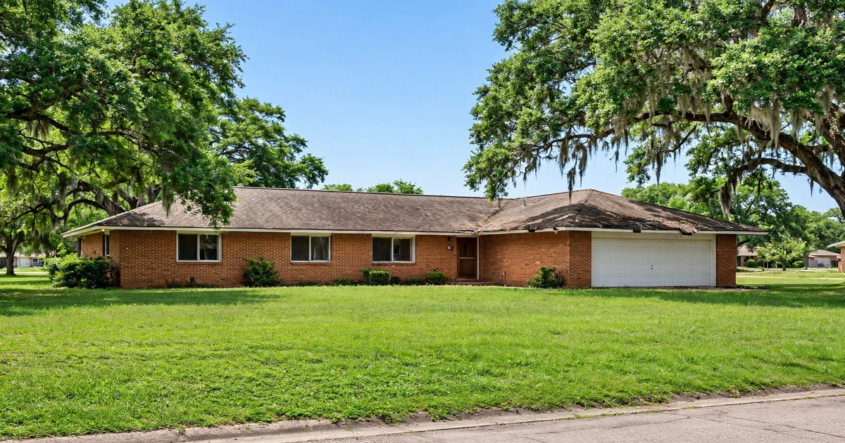 Golden Acres roof repair in Pasadena: suburban home with architectural shingle roof