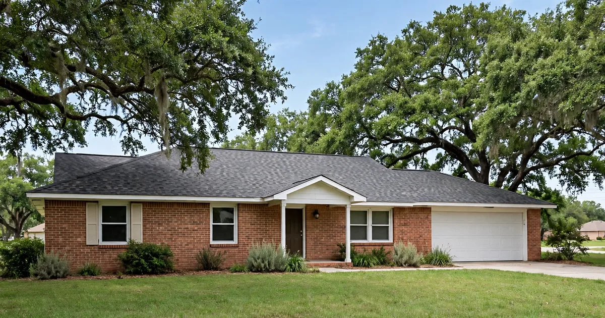 Roofing contractor in Pasadena: professional roofer on a residential roof
